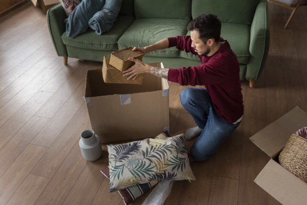 Hombre guardando cosas en una caja